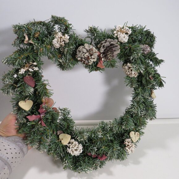 1980s Heart shaped Wreath NEEDS A REFRESH thick wire heart shaped frame - Picture 1 of 10